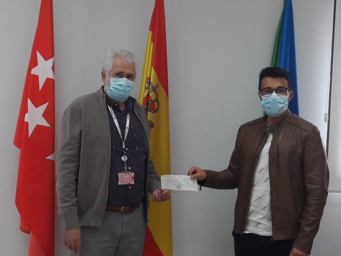 El alcalde de Lozoyuela-Navas-Sieteiglesias, Francisco Díaz Rodríguez entregando cheque al presidente de Cruz Roja Sierra Norte, Jordi Camprodón