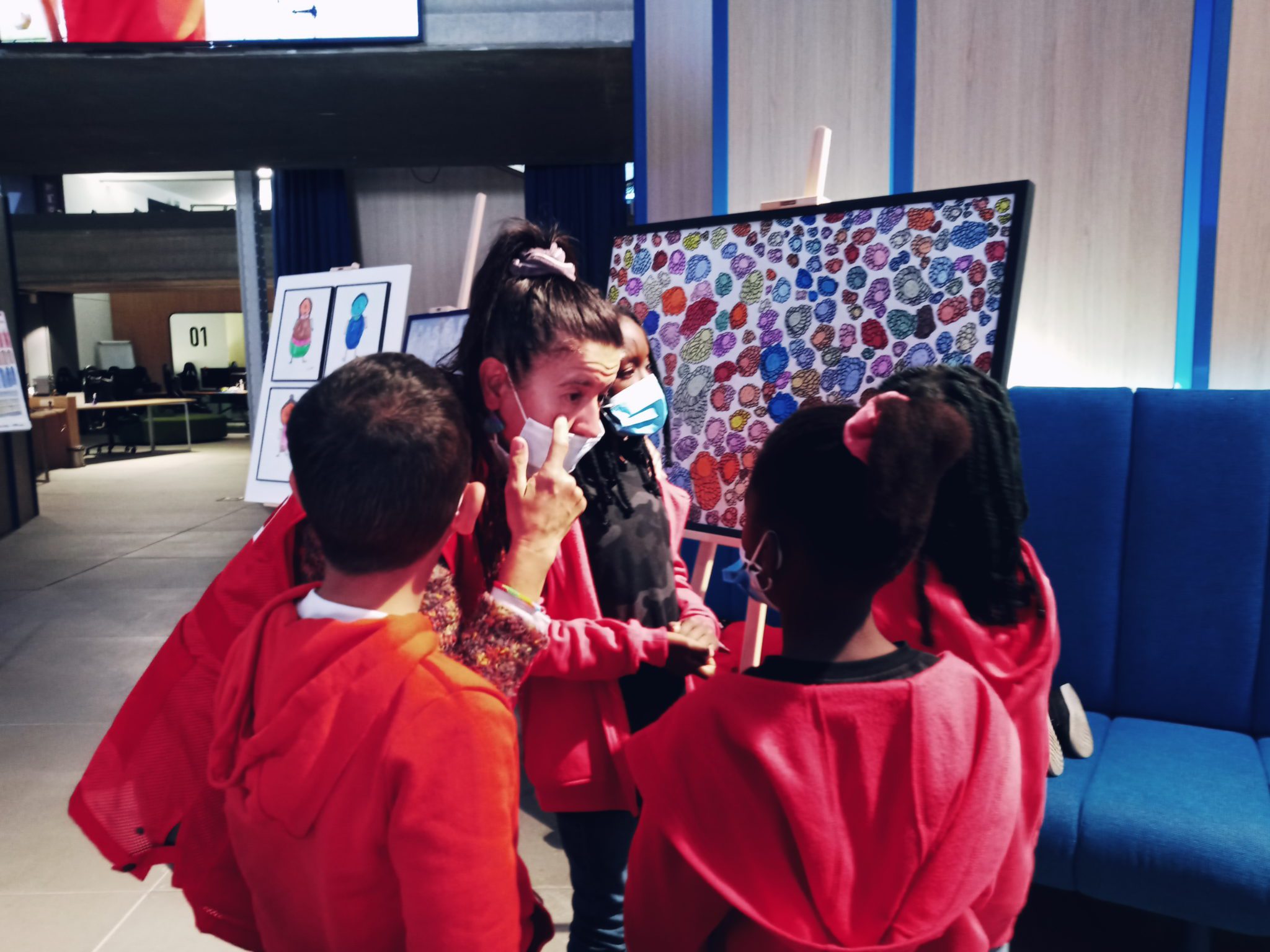 Visita Madrid Río, voluntaria y niños del centro comentando un cuadro